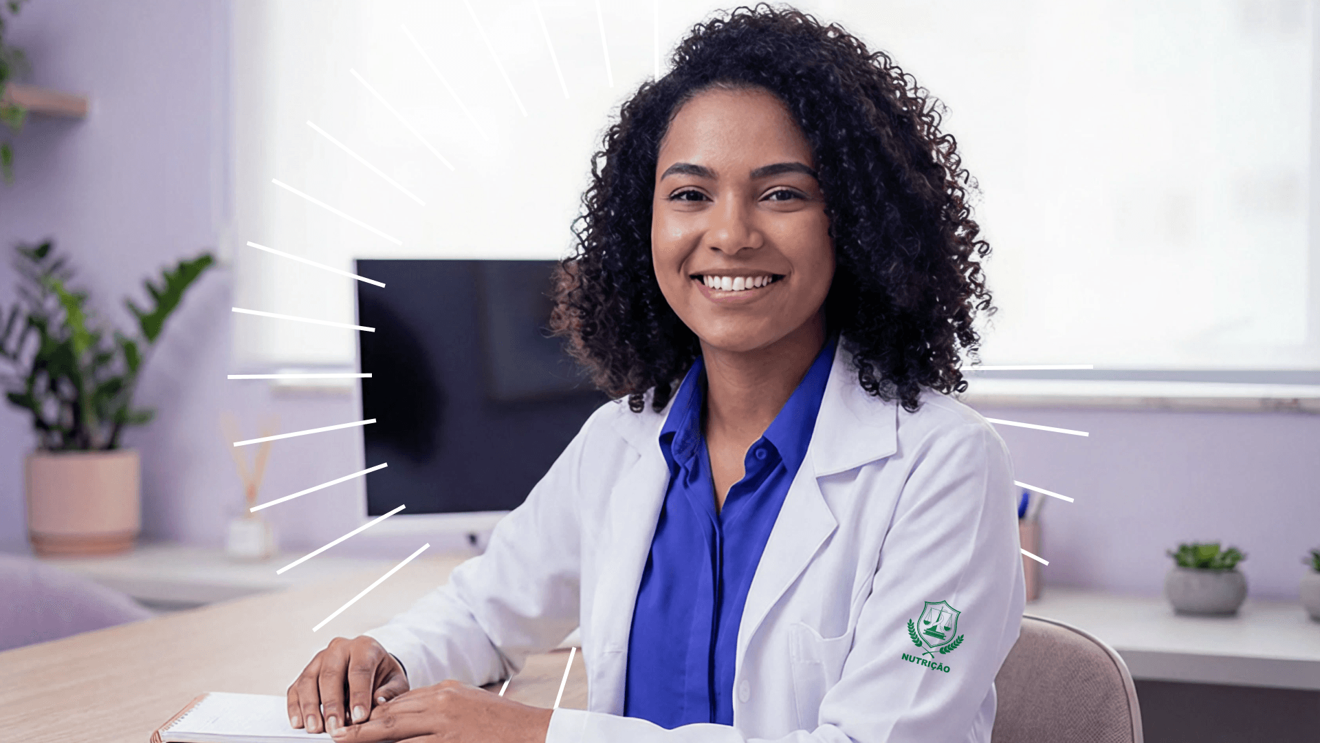 Foto de uma estudante usando o computador